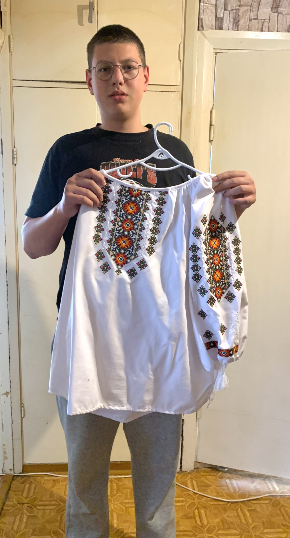 Ukraiņu tradicionāli izšūtais krekls 
