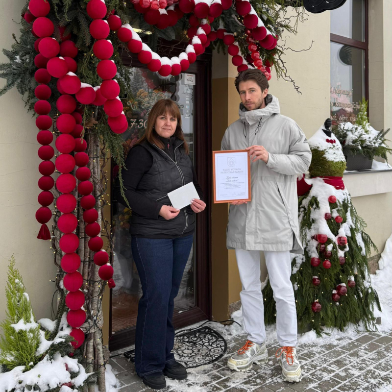 „Labākais skatlogu un/vai ieejas mezgla Ziemassvētku noformējums” – ziedu salons „Ziedu pietura” (Talsi, Dundagas iela 15);