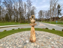 Talsu roka ar vainagu