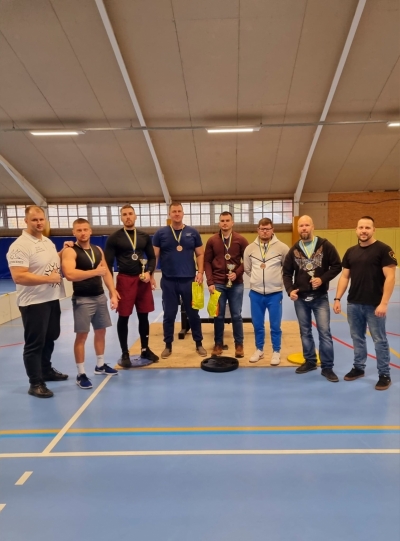 ibuļu kausa spiešanā guļus dalībnieki