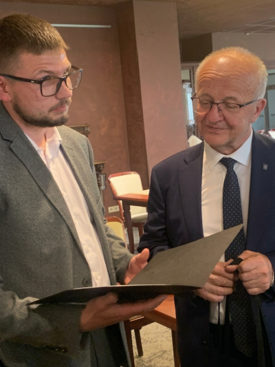 Prieņu pašvaldības priekšsēdētājam tiek pasniegts ielūgums uz Talsu pilsētas svētkiem