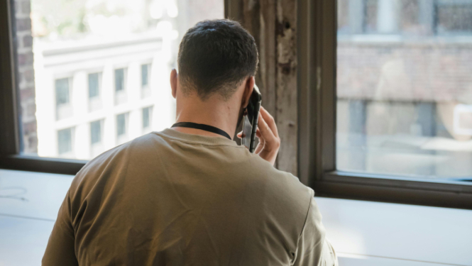 Vīrietis runā pa telefonu
