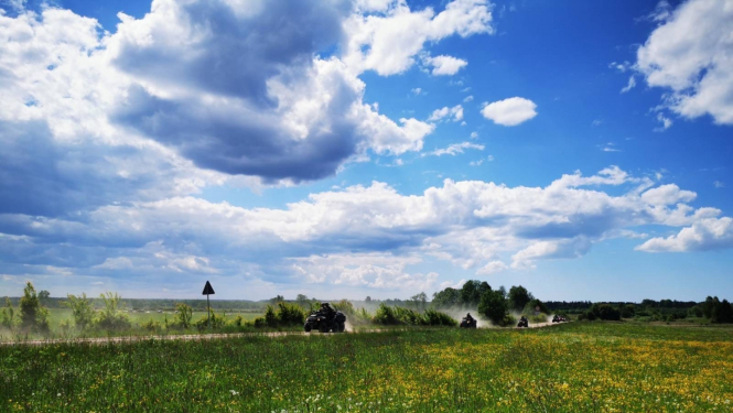 Pļava un ceļš