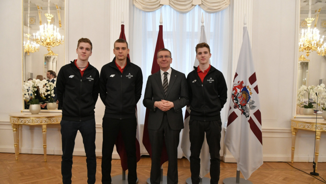 Valsts prezidents sveic Talsu 2. vidusskolas skolēnus – Oliveru Bresmi, Valteru Bresmi un Adrianu Māri Šņoriņu
