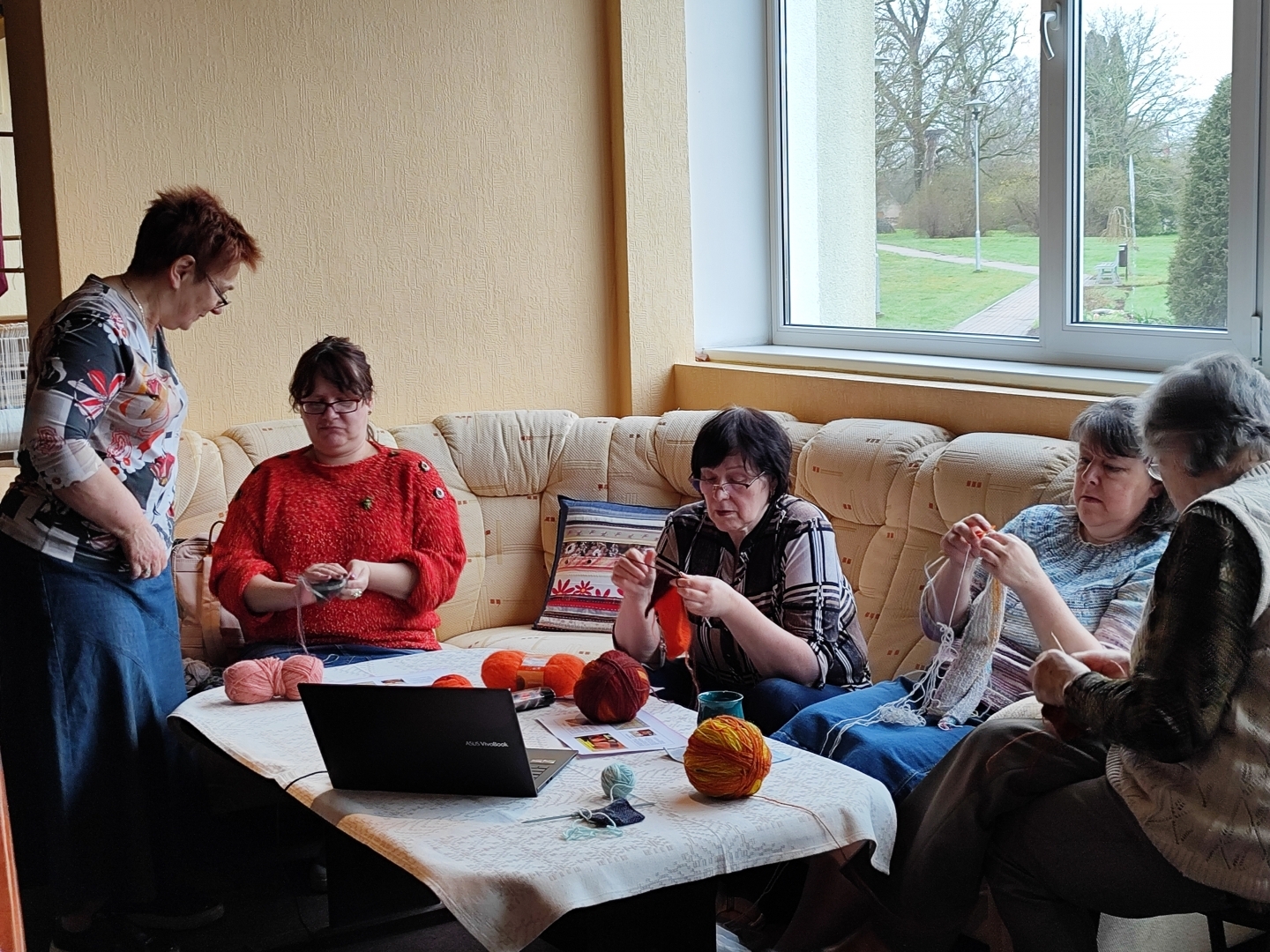 Pastendes LMK „Kurši” dalībnieces apgūst dreļļu raksta adīšanas tehniku to māca meistare Olita Vigule