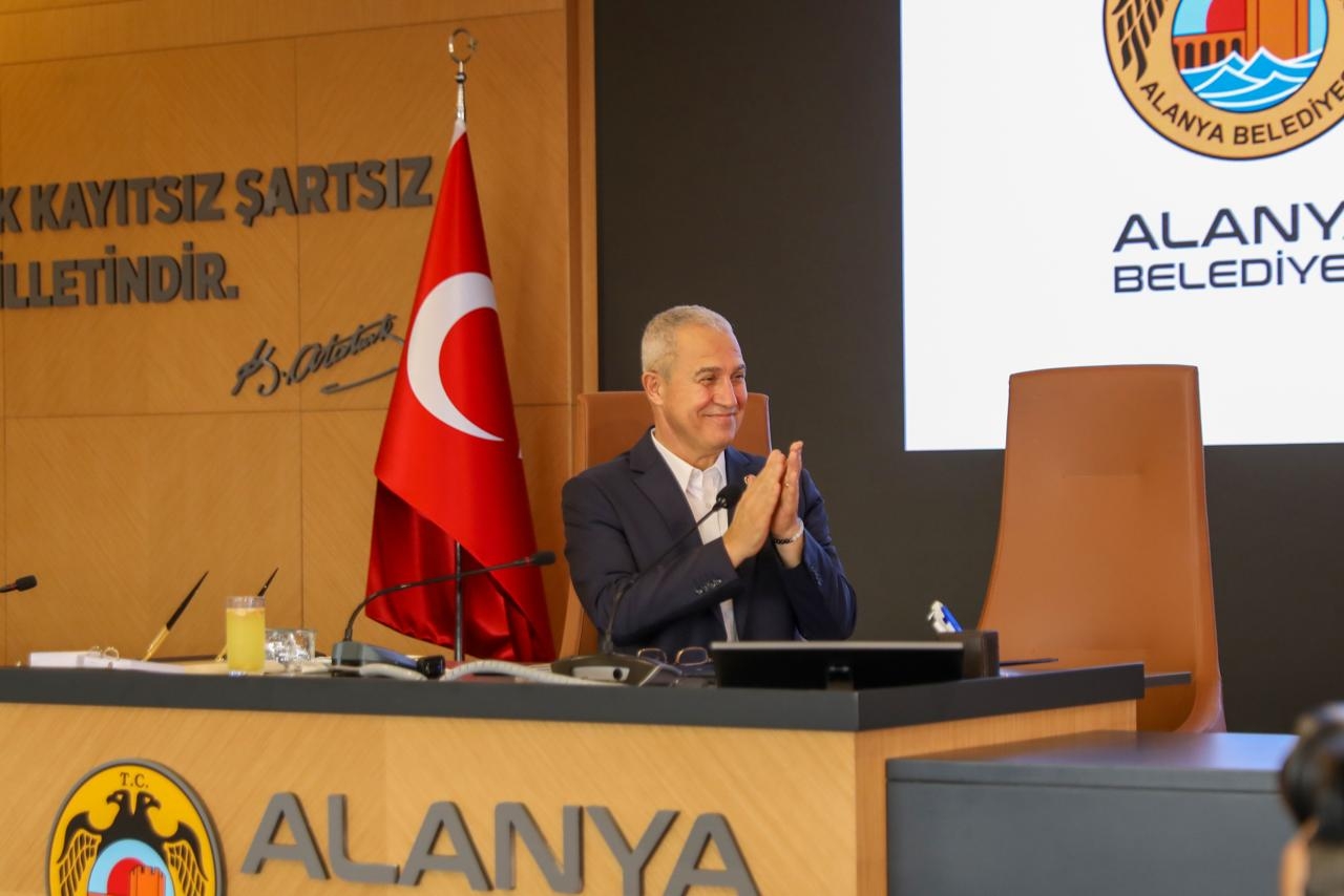 Alānijas mērs Osmans Tariks Ozceliks Dāvanu pasniegšanas ceremonijā Alānijas pašvaldībā