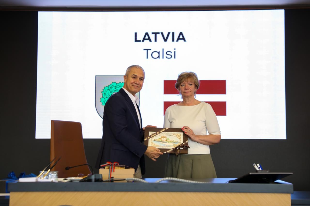 Alānijas mērs Osmans Tariks Ozceliks un Talsu novada domes priekšsēdētāja vietniece Ligita Šnore