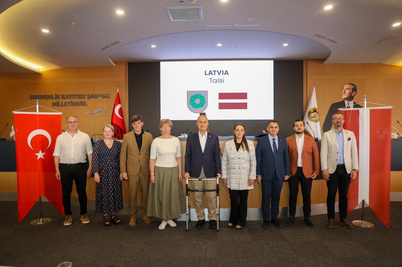 Dāvanu pasniegšanas ceremonija Alānijas pašvaldībā