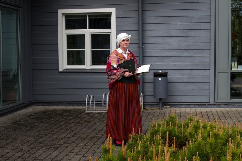 Spēles atklāj Kolkas bibliotēkas vadītāja Olita Kalna