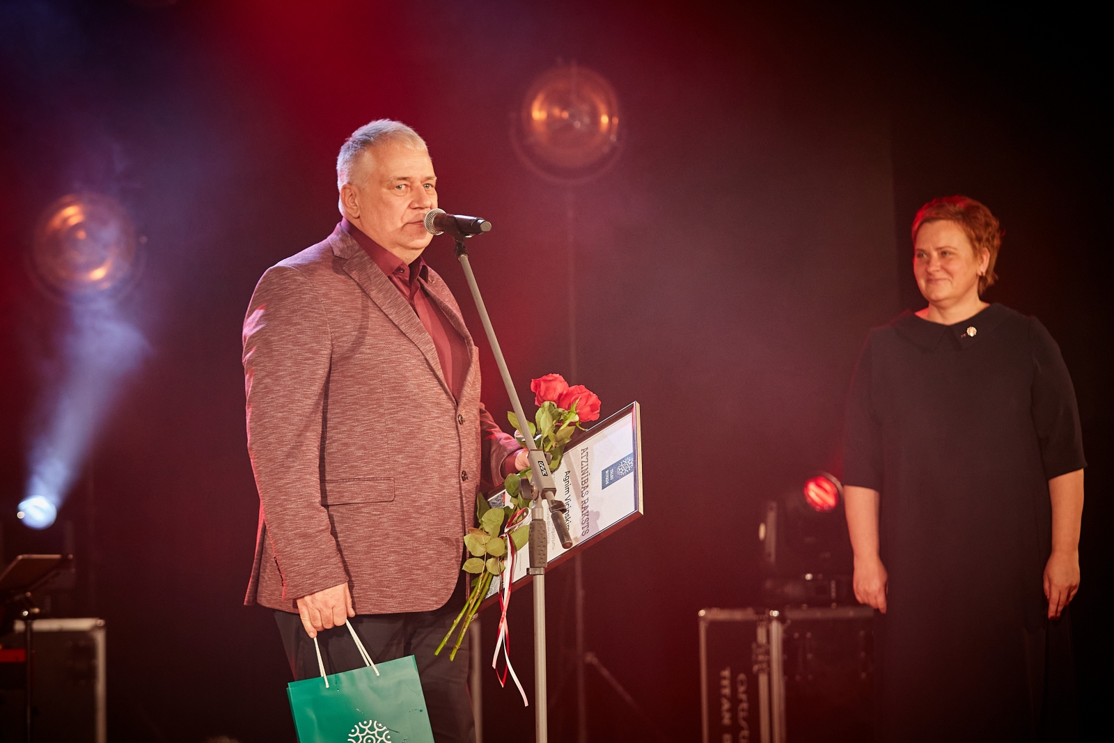 Agnis Vicinskis saka uzrunu, blakus Sandra Pētersone (13)