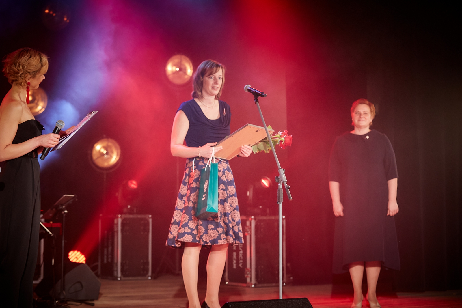 Roberta Akmens mamma saka uzrunu, blakus Sandra Pētersone (18)