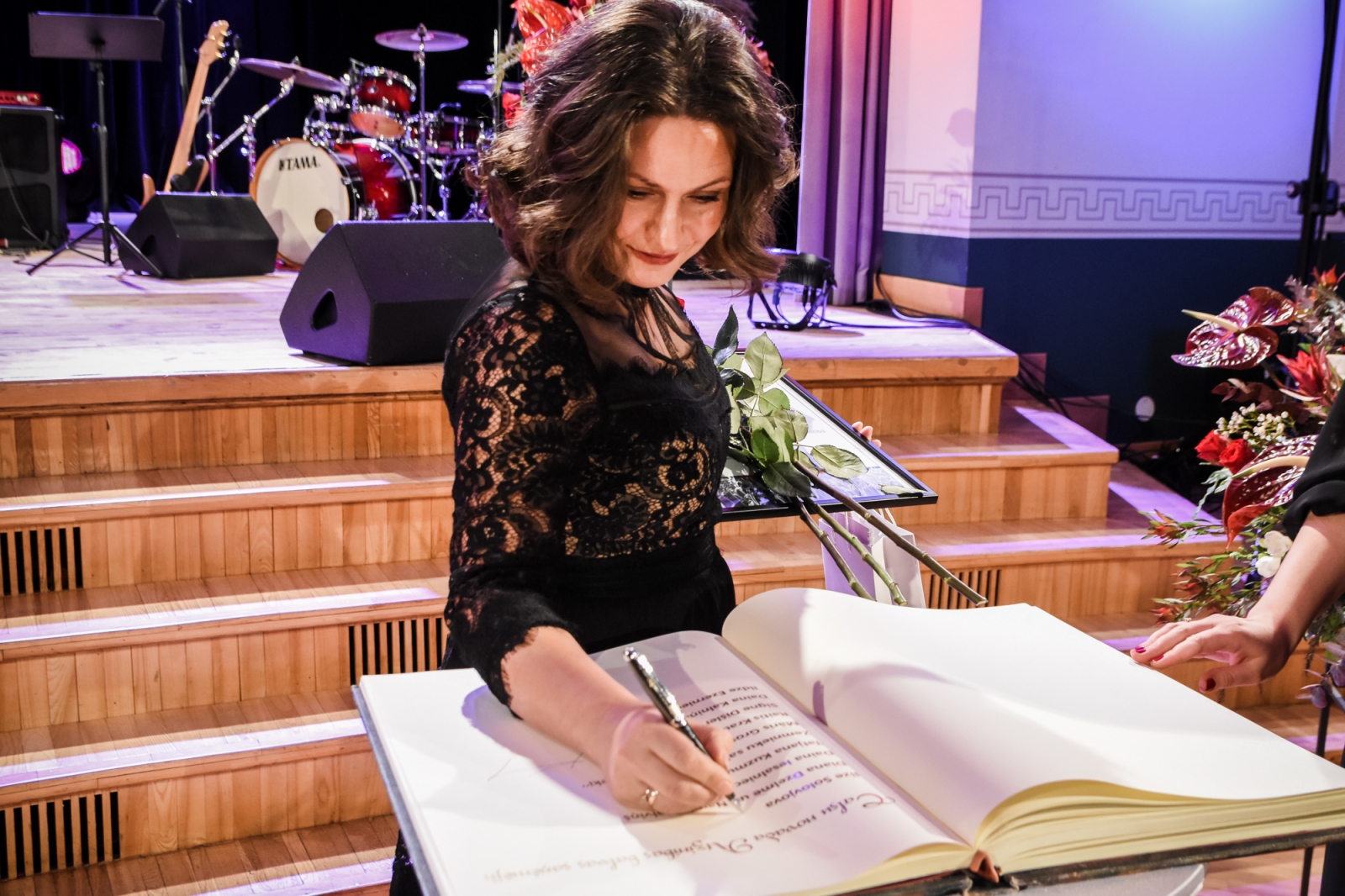 Ilze Solovjova parakstās Talsu novada Goda grāmatā (40)