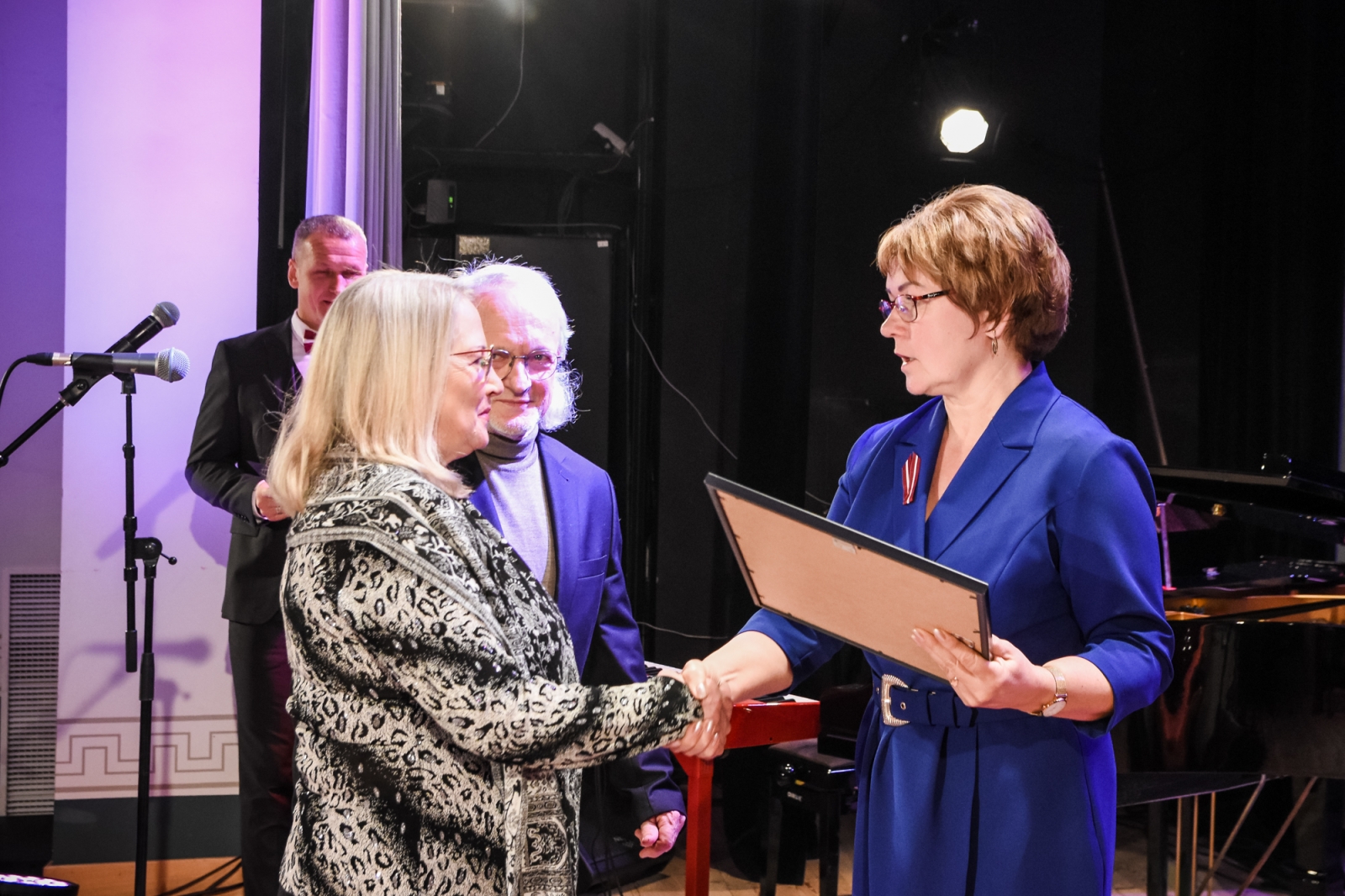 Eva Kārkliņa pasniedz apbalvojumu Mārai un Ivaram Šleineriem (50)