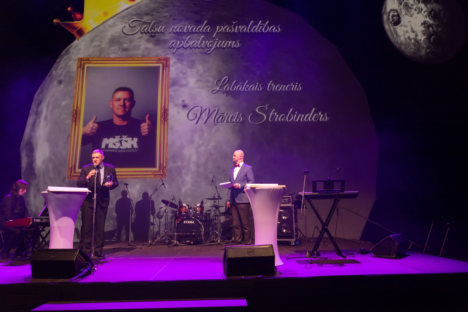 Mārcis Štrobinders uz skatuves saka pateicības vārdus (30)