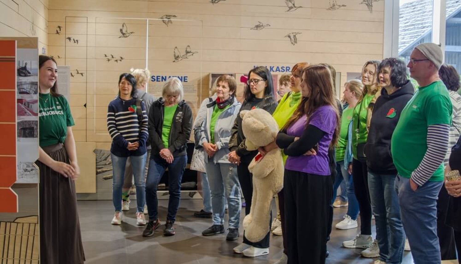 1.	Par ekspozīciju “Kolka. Divas Jūras. Viena sala. Trīs valodas” stāsta Klaudija Kima Straumere