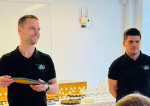 Artis Raitums ar balvu