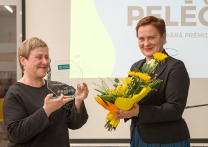 Agrita Ozola saņem A. Pelēča literāro prēmiju