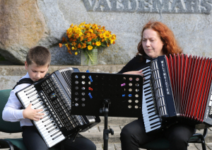Akordeonisti vides objekta „Krišjāņa Valdemāra Elizeja” atklāšanā Valdemārpilī