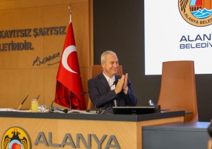 Alānijas mērs Osmans Tariks Ozceliks Dāvanu pasniegšanas ceremonijā Alānijas pašvaldībā