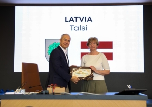 Alānijas mērs Osmans Tariks Ozceliks un Talsu novada domes priekšsēdētāja vietniece Ligita Šnore