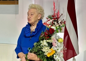 Ina Valtere, saņemot Talsu novada Izcilības balvu Sabilē