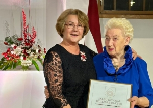 Eva Kārkliņa un Ina Valtere Talsu novada Izcilības balvas pasniegšanā Sabilē