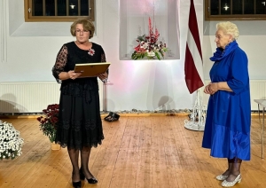Eva Kārkliņa un Ina Valtere Talsu novada Izcilības balvas pasniegšanā Sabilē