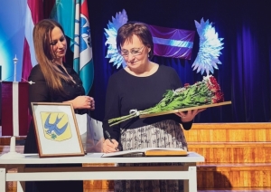 Jolanta Ozola parakstās Goda grāmatā, saņemot Talsu novada Izcilības balvu