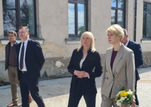 Izglītības un zinātnes ministre apmeklēja Talsu novada skolas