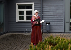 Spēles atklāj Kolkas bibliotēkas vadītāja Olita Kalna