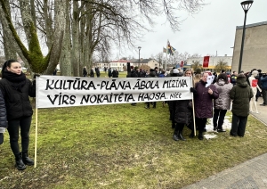 Pikets pret plānoto pašvaldības iestāžu amata vietu un budžeta samazināšanu