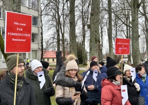 Pikets pret plānoto pašvaldības iestāžu amata vietu un budžeta samazināšanu