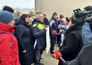 Pikets pret plānoto pašvaldības iestāžu amata vietu un budžeta samazināšanu