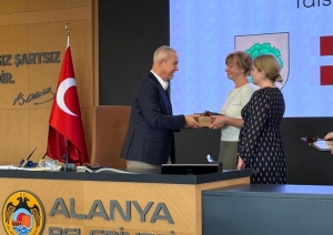 Talsu novada dāvanas pasniegšana Alānijas mēram