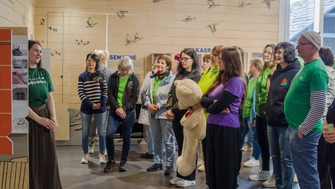 1.	Par ekspozīciju “Kolka. Divas Jūras. Viena sala. Trīs valodas” stāsta Klaudija Kima Straumere