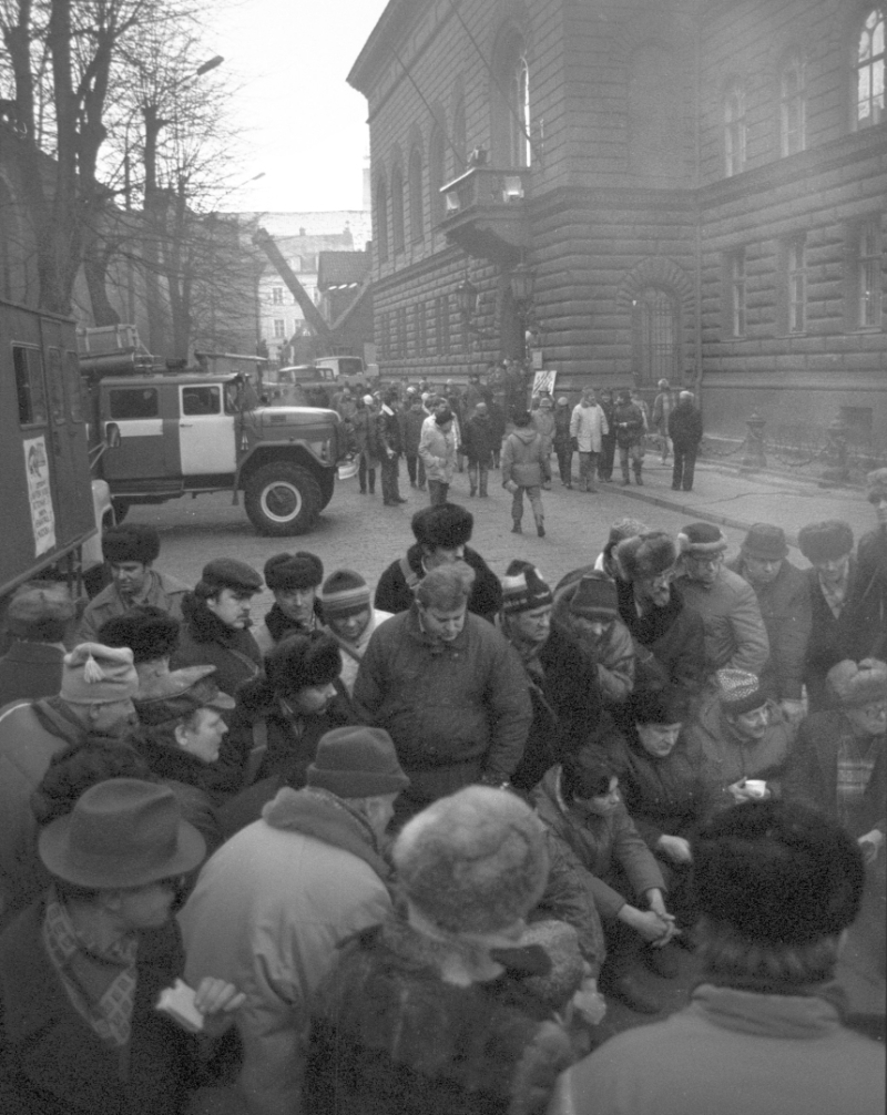 Barikāžu dalībnieki pie Saeimas