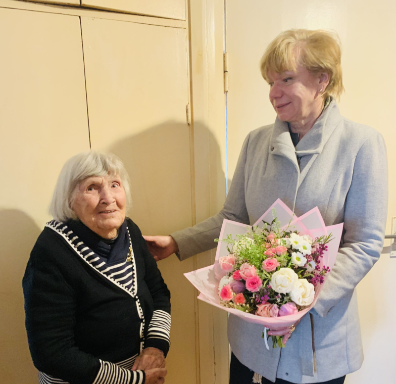 Priekšsēdētāja vietniece Ligita Šnore sveic jubilāri Olenu Matiushkinu