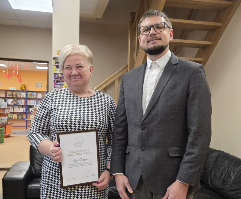 Līga Bērziņa saņem Talsu novada pateicības rakstu par 30 darba gadiem Valdemārpils bibliotēkā