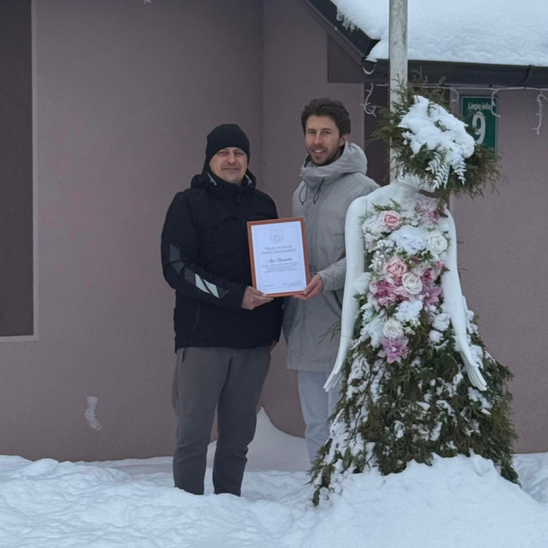 „Labākais dzīvojamās ēkas fasādes un priekšlaukuma Ziemassvētku noformējums” – Ilze Bomkalne (Stende, Liepu iela 9)