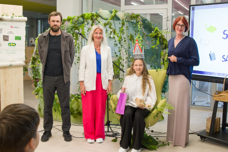 Lasītveicināšanas programmā „Skaļās lasīšanas sacensība” Talsu novadu Kurzemes starpfinālā rudenī pārstāvēs Talsu Kristīgās vidusskolas piektās klases skolniece Anete Šnoriņa.  Kopā ar žūriju (no kreisās) – aktieris Edgars Samītis, Pastendes amatierteātra „Te Rada” vadītāja Gita Strazdiņa, Talsu Kristīgās vidusskolas piektās klases skolniece Anete Šnoriņa un Laucienes strausu fermas īpašniece Agnese Krauze.