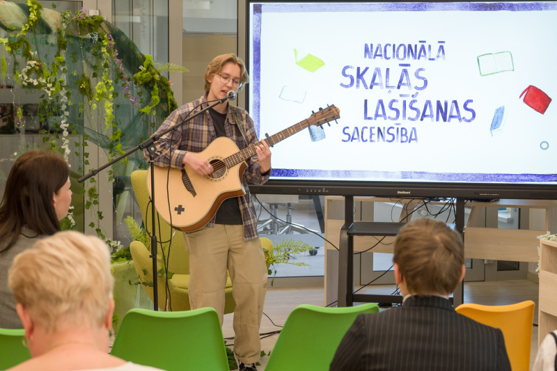 Muzikālu sveicienu mazajiem lasītājiem sniedza Una Undīne Bliska