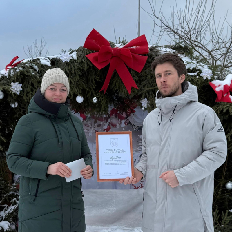 „Labākais dzīvojamās ēkas fasādes un priekšlaukuma Ziemassvētku noformējums” – Līga Puķe (Mērsrags, Ozolu iela 21)