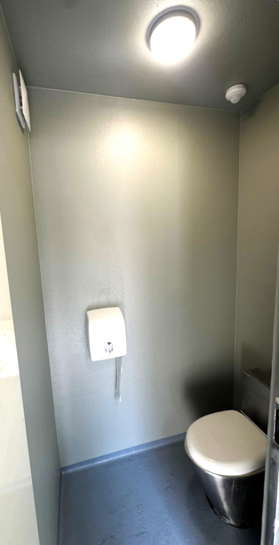 Foto ar Talsos atjaunoto iepriekš nodedzināto wc 