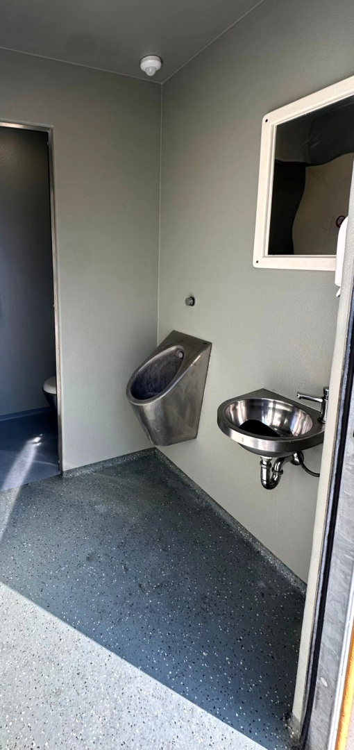 Foto ar Talsos atjaunoto iepriekš nodedzināto wc 