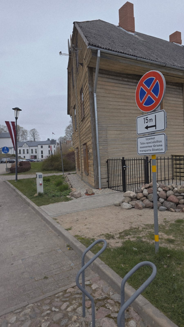 Ceļa zīme Talsu ezera promenādē