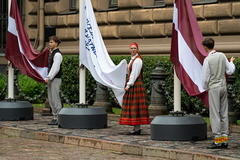 Saeimā godina XIII Latvijas Skolu jaunatnes dziesmu un deju svētku novadu koordinatorus