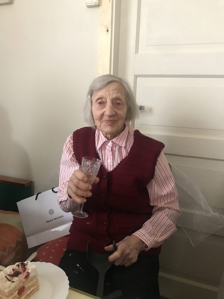 jubilāre Astra Dzirnkalne  savā 101 gada jubilejā