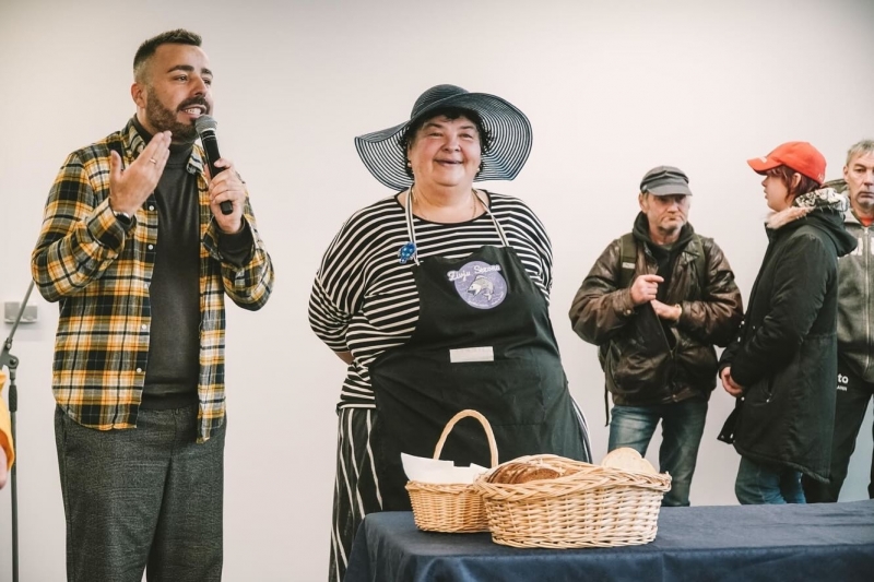Dina un Roberto Meloni Druvvalža labdarības tirdziņā Talsu tirgū 2023. gadā.