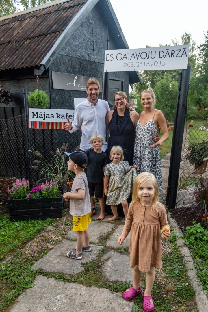 Karīna Leinberga-Lemberga ar ģimeni