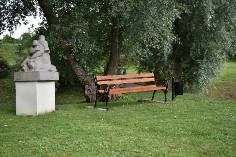 Labiekārtots Talsu novada muzeja parks. Soliņš